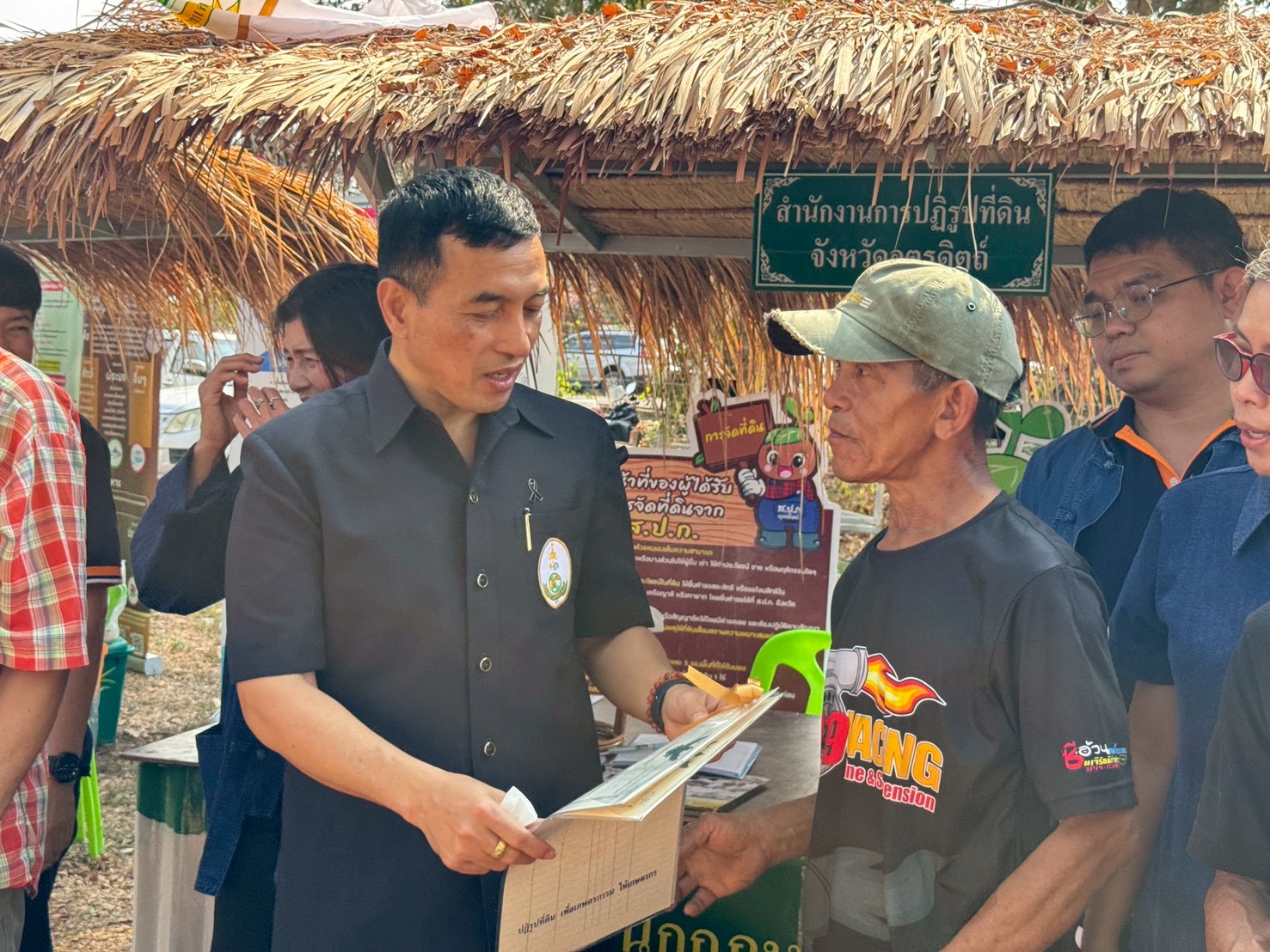 title - ส.ป.ก. อุตรดิตถ์ ร่วมให้บริการโครงการคลินิกเกษตรเคลื่อนที่ในพระราชานุเคราะห์ สมเด็จพระบรมโอรสาธิราชฯ สยามมกุฎราชกุมาร ไตรมาสที่ ๒ ประจำปีงบประมาณ พ.ศ. ๒๕๖๙